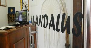 un signe sur une porte qui dit pandémie dans l'établissement Hostal Al-Andalus, à La Guijarrosa