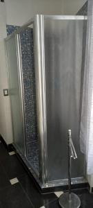 een douche in een badkamer met een douchegordijn bij Il palazzo di Clorinda in Napels