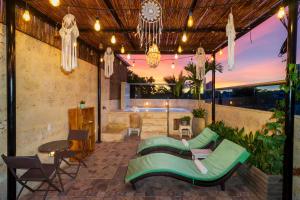 un patio con sofá, mesa y sillas en Hotel Boutique Casa Isabel, en Cartagena de Indias