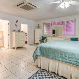 una camera con letto e cassettiera di Little Bay Compound a Islamorada