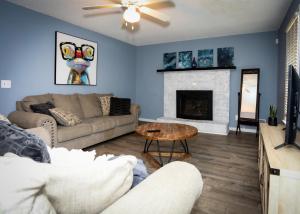 uma sala de estar com um sofá e uma lareira em Escape to Serenity Luxurious 4Bedroom 3Bath Oasis with Private Pool Near Fort Jackson em Columbia