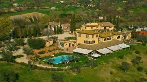 an aerial view of a large house with a swimming pool at Resort Sabino in Poggio Catino