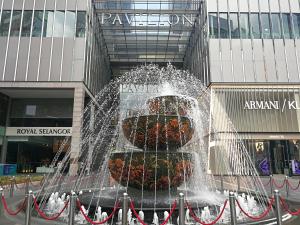 una fuente de agua frente a un edificio en Fahrenheit 88 Pavilion Newly Renovated By Abby Stay en Kuala Lumpur