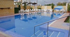Bazén v ubytování Hostal Al-Andalus nebo v jeho okolí
