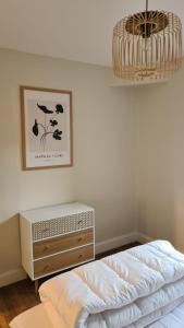 1 dormitorio con 1 cama y una foto en la pared en Le Déodatien, en Saint-Dié-des-Vosges