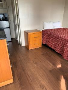Postel nebo postele na pokoji v ubytování Wayfarer Motel