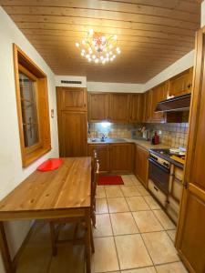 Kuchyň nebo kuchyňský kout v ubytování Chalet Rustique à La Tzoum' + 22 fotografií