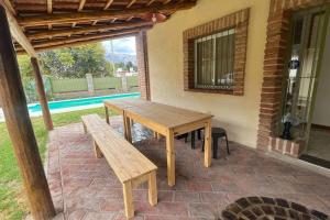 Bazén v ubytování Cosquín Casa a metros del río con pileta - Hasta 12 personas nebo v jeho okolí