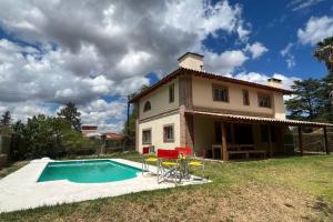 Bazén v ubytování Cosquín Casa a metros del río con pileta - Hasta 12 personas nebo v jeho okolí