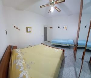 a bedroom with a bed and a ceiling fan at Casa Vacanza Lidoconchiglie in Lido Conchiglia