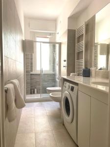 een badkamer met een wasmachine en een toilet bij Silver House [Navigli - Tortona] in Milaan