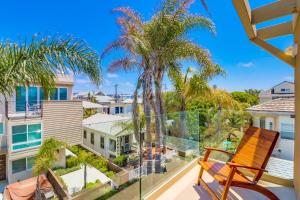 uma varanda com um banco e palmeiras em Beach Oasis - Rooftop, Steps2Sand and Water Views em San Diego