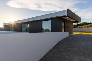 Cette maison moderne est dotée d'un mur blanc. dans l'établissement One of a Kind #PDL Luxury Retreat, à Ponta Delgada