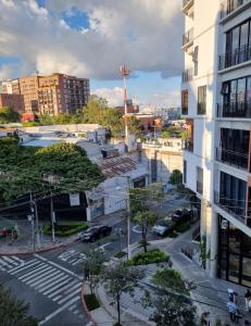 une vue aérienne sur une rue de la ville avec un bâtiment dans l'établissement Apartamento tipo Loft Zona 4 Ciudad Capital, Guatemala, à Guatemala