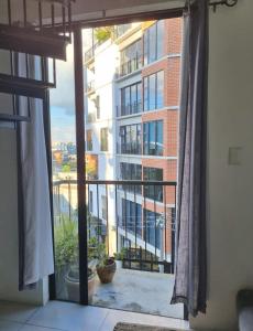 a large window with a view of a building at Apartamento tipo Loft in Guatemala