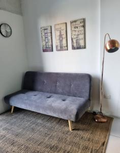 Apartamento tipo Loft tesisinde bir oturma alanı