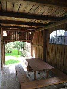 Habitación de madera con mesa de madera. en Chalupa Barbolica, en Vernár