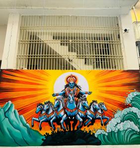 un mural de una deidad montando caballos en una pintura en Gully Ghar, en Varanasi