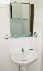 La salle de bains est pourvue d'un lavabo et d'un miroir. dans l'établissement Anthony Guesthouse, à Hikkaduwa