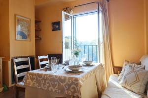 a dining room with a table and a window at Casa La Buganvilla 2 Aracena in Aracena