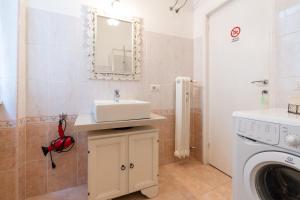 ローマにあるラ カサ イン フィオーレのバスルーム(シンク、洗濯機付)