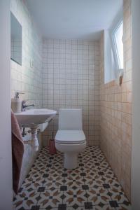 La salle de bains est pourvue de toilettes et d'un lavabo. dans l'établissement Willa Poranek, à Szklarska Poręba
