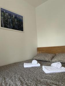 una camera da letto con due letti con asciugamani sopra di zeleni bor Divcibare a Divčibare