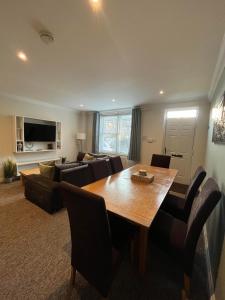 una sala de estar con una mesa y un sofá en The Coastal Escape, en Bournemouth