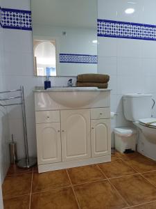 łazienka z umywalką i toaletą w obiekcie Vera Natura Apartamento Lucia w mieście Vera
