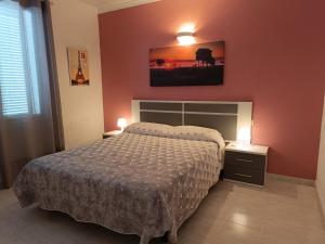 sypialnia z łóżkiem i dwoma szafkami nocnymi z lampkami w obiekcie Vera Natura Apartamento Lucia w mieście Vera +42 zdjęcia