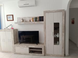 salon z telewizorem z płaskim ekranem i centrum rozrywki w obiekcie Vera Natura Apartamento Lucia w mieście Vera