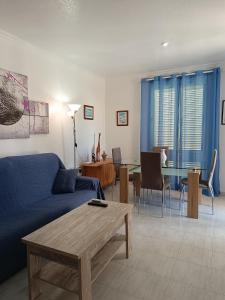un soggiorno con divano blu e tavolo di Vera Natura Apartamento Lucia a Vera