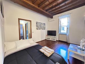 sypialnia z dużym łóżkiem i telewizorem w obiekcie Appartamento Lagrange - Torino Centro w Turynie