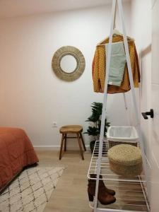 Cette chambre comprend un lit et une étagère avec des vêtements. dans l'établissement Trotamundos, apartamento nuevo en el centro, à Cordoue