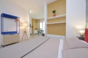 um quarto com uma cama grande e um ecrã de projecção em Porta San Giovanni Suite em Roma