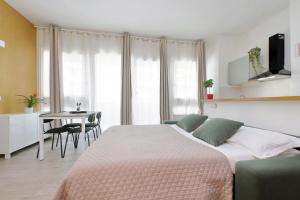 um quarto com uma cama e uma mesa com cadeiras em Porta San Giovanni Suite em Roma