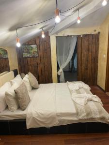 un grande letto bianco in una stanza con luci di Family hotel SLH by Andre a Bansko