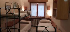 a room with two bunk beds and a window at Casa di Lucy in Frabosa Soprana