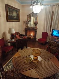 un soggiorno con tavolo e camino di Kalypso Home by Dimitropoulos a Eleonas