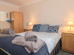 1 dormitorio con 1 cama con toallas en Russet, en Bridgwater