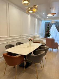 uma sala de jantar com mesa e cadeiras e uma árvore de Natal em French Style Comfy Homestay Alor Setar 现代极简法式温馨民宿 em Alor Setar