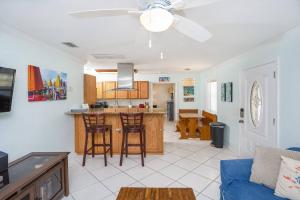 sala de estar y cocina con sofá azul en Oceans 13 Unit A en St. Augustine Beach