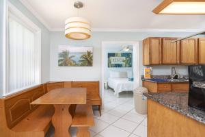 - une cuisine avec une table en bois dans une chambre dans l'établissement Oceans 13 Unit B, à Saint Augustine