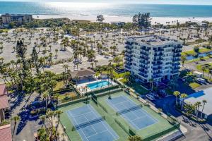 - une vue aérienne sur les courts de tennis du complexe dans l'établissement Our House At The Beach, East Tower, 5th Fl, à Siesta Key