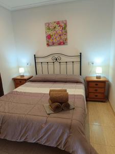 1 dormitorio con 1 cama grande y 2 mesitas de noche en Urbanización Torremar Natura vacacionesenvera.com, en Vera