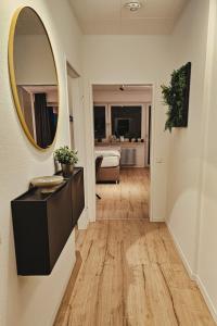 baño con lavabo y espejo en la pared en Modern & Comfortable Apartment Stuttgart - Netflix - 4K TV - waipu en Korntal-Münchingen