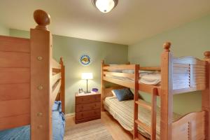 Postel nebo postele na pokoji v ubytování Lakefront Stephenson Retreat Lake Access and Kayaks