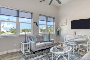 sala de estar con sofá y mesa en Oceans 13 Condo D en St. Augustine Beach