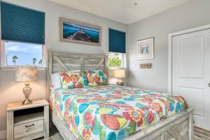 1 dormitorio con 1 cama y 1 mesa con lámpara en Oceans 13 Condo D, en St. Augustine Beach