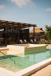 - une piscine d'eau avec des chaises et une table dans l'établissement Vista Mare Beach House, à Tierra Bomba